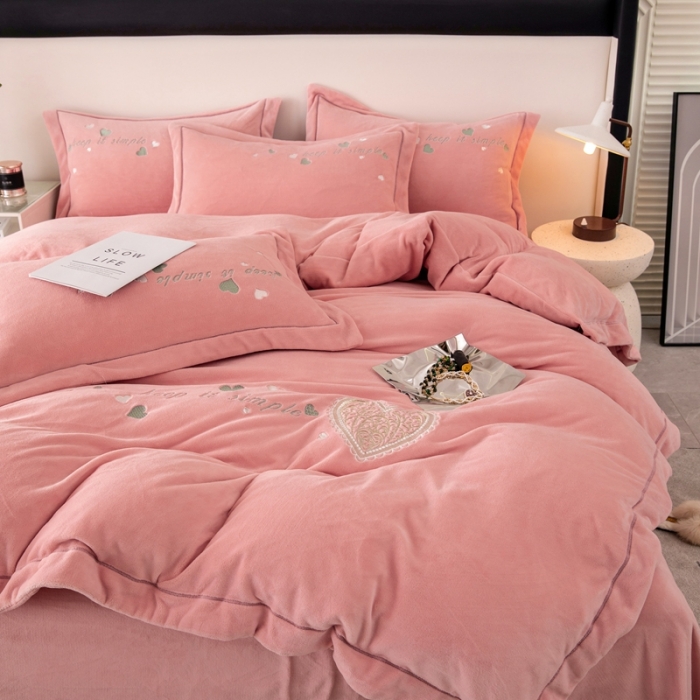 91家纺网 家纺一手货源 找家纺 绒博士新款牛奶绒刺绣压线款四件套-温暖爱心 温暖爱心-粉色