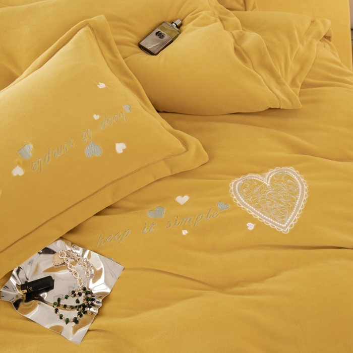 91家纺网 家纺一手货源 找家纺 绒博士新款牛奶绒刺绣压线款四件套-温暖爱心 温暖爱心-柠檬黄