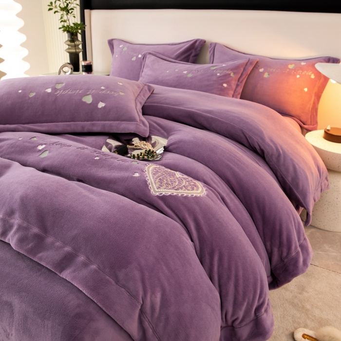 91家纺网 家纺一手货源 找家纺 绒博士新款牛奶绒刺绣压线款四件套-温暖爱心 温暖爱心-香芋紫