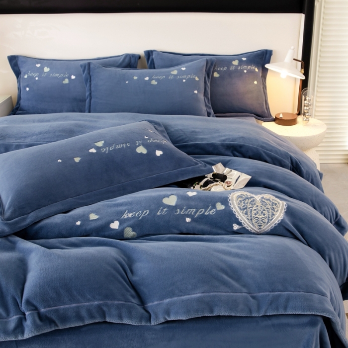 91家纺网 家纺一手货源 找家纺 绒博士新款牛奶绒刺绣压线款四件套-温暖爱心 温暖爱心-幽蓝