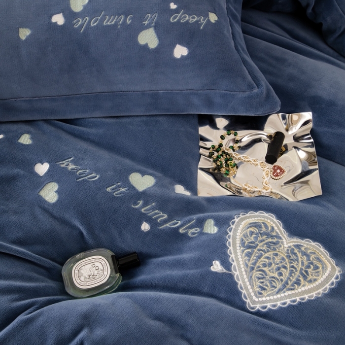 91家纺网 家纺一手货源 找家纺 绒博士新款牛奶绒刺绣压线款四件套-温暖爱心 温暖爱心-幽蓝