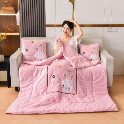 91家纺网 家纺一手货源 找家纺 阳光依佰2022新款牛奶绒多功能抱枕被系列-萌小兔 粉玉