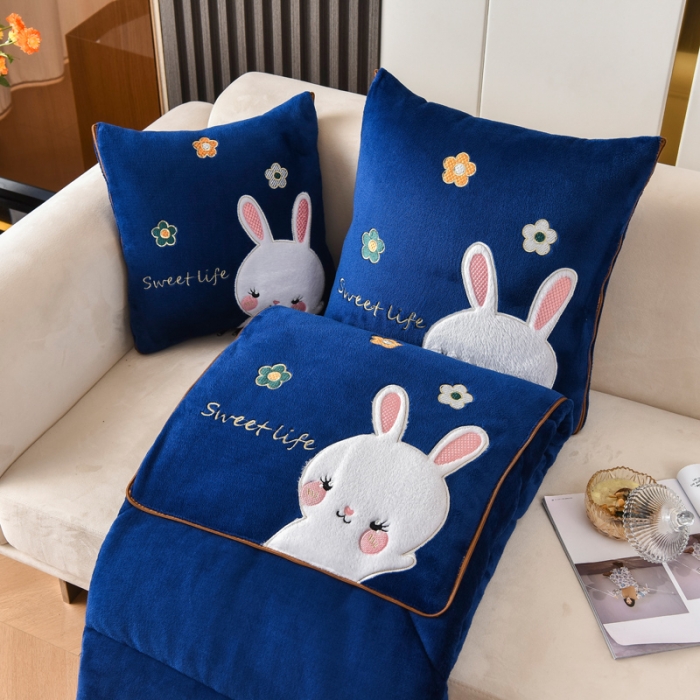 91家纺网 家纺一手货源 找家纺 阳光依佰2022新款牛奶绒多功能抱枕被系列-萌小兔 藏蓝