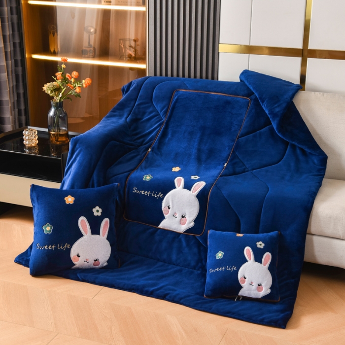 91家纺网 家纺一手货源 找家纺 阳光依佰2022新款牛奶绒多功能抱枕被系列-萌小兔 藏蓝
