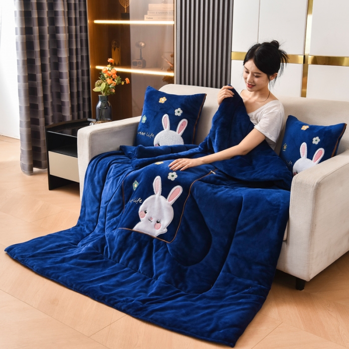 91家纺网 家纺一手货源 找家纺 阳光依佰2022新款牛奶绒多功能抱枕被系列-萌小兔 藏蓝
