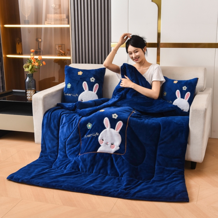 91家纺网 家纺一手货源 找家纺 阳光依佰2022新款牛奶绒多功能抱枕被系列-萌小兔 藏蓝