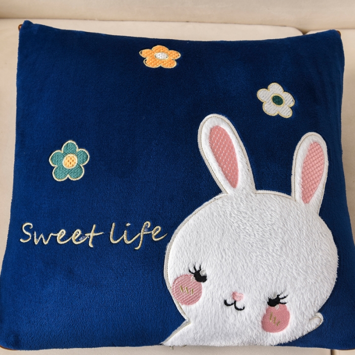91家纺网 家纺一手货源 找家纺 阳光依佰2022新款牛奶绒多功能抱枕被系列-萌小兔 藏蓝
