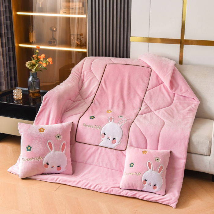 91家纺网 家纺一手货源 找家纺 阳光依佰2022新款牛奶绒多功能抱枕被系列-萌小兔 粉玉