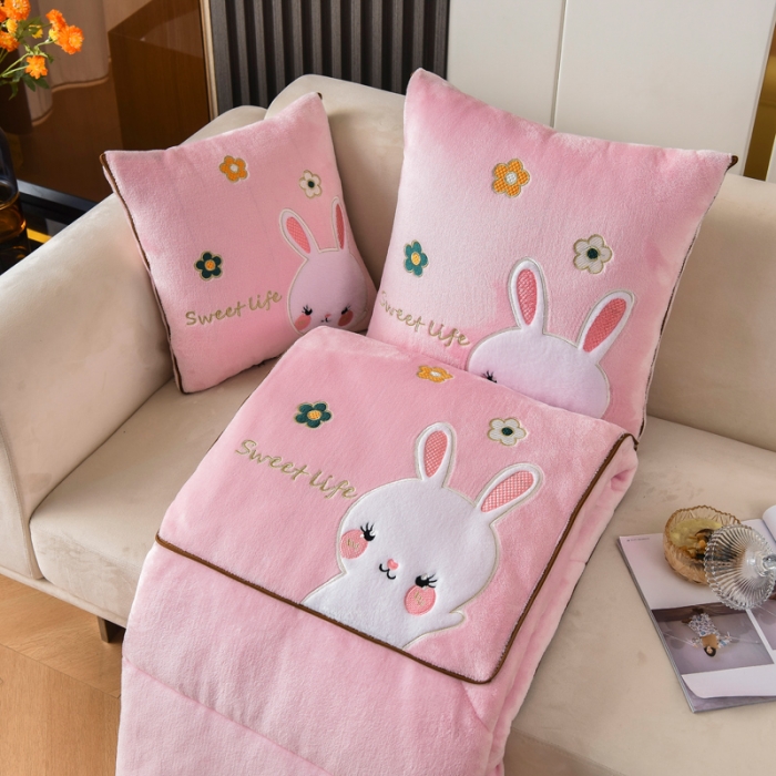 91家纺网 家纺一手货源 找家纺 阳光依佰2022新款牛奶绒多功能抱枕被系列-萌小兔 粉玉