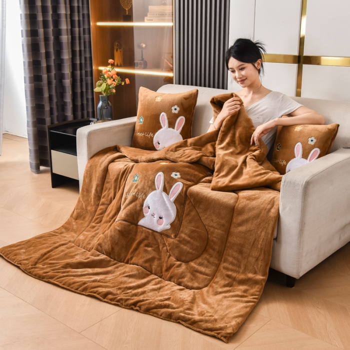 91家纺网 家纺一手货源 找家纺 阳光依佰2022新款牛奶绒多功能抱枕被系列-萌小兔 卡其