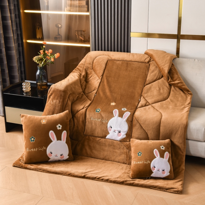91家纺网 家纺一手货源 找家纺 阳光依佰2022新款牛奶绒多功能抱枕被系列-萌小兔 卡其