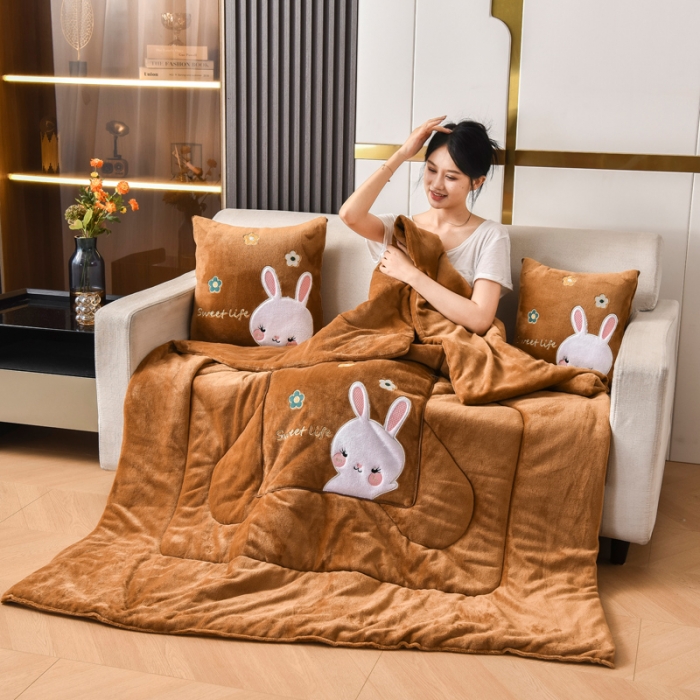 91家纺网 家纺一手货源 找家纺 阳光依佰2022新款牛奶绒多功能抱枕被系列-萌小兔 卡其
