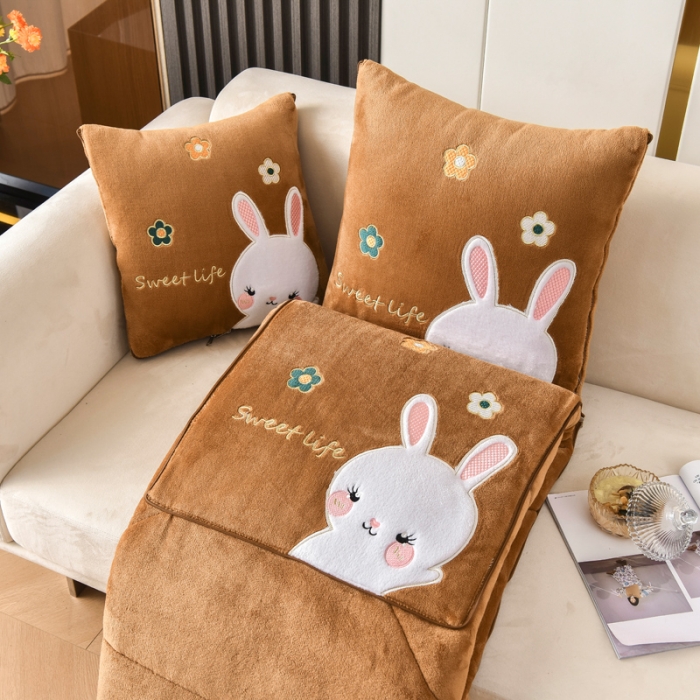 91家纺网 家纺一手货源 找家纺 阳光依佰2022新款牛奶绒多功能抱枕被系列-萌小兔 卡其