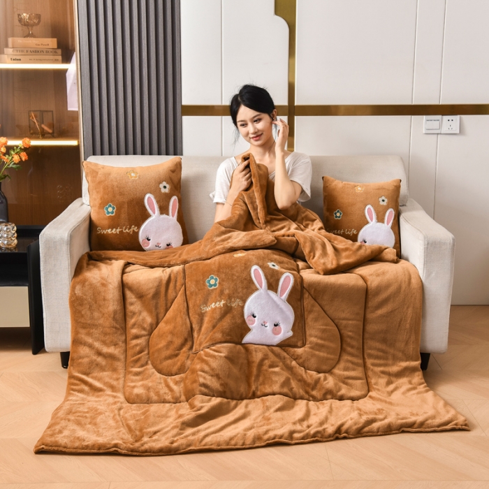 91家纺网 家纺一手货源 找家纺 阳光依佰2022新款牛奶绒多功能抱枕被系列-萌小兔 卡其