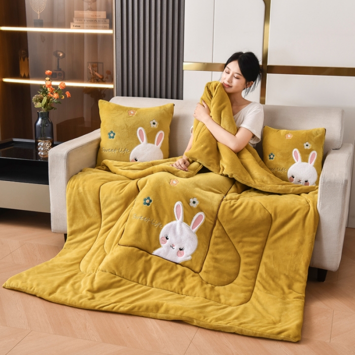 91家纺网 家纺一手货源 找家纺 阳光依佰2022新款牛奶绒多功能抱枕被系列-萌小兔明黄