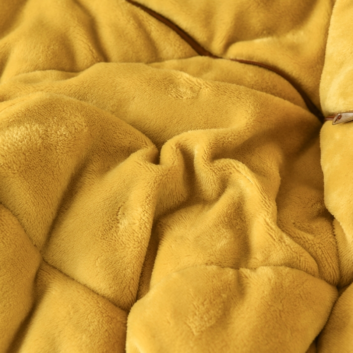 91家纺网 家纺一手货源 找家纺 阳光依佰2022新款牛奶绒多功能抱枕被系列-萌小兔明黄