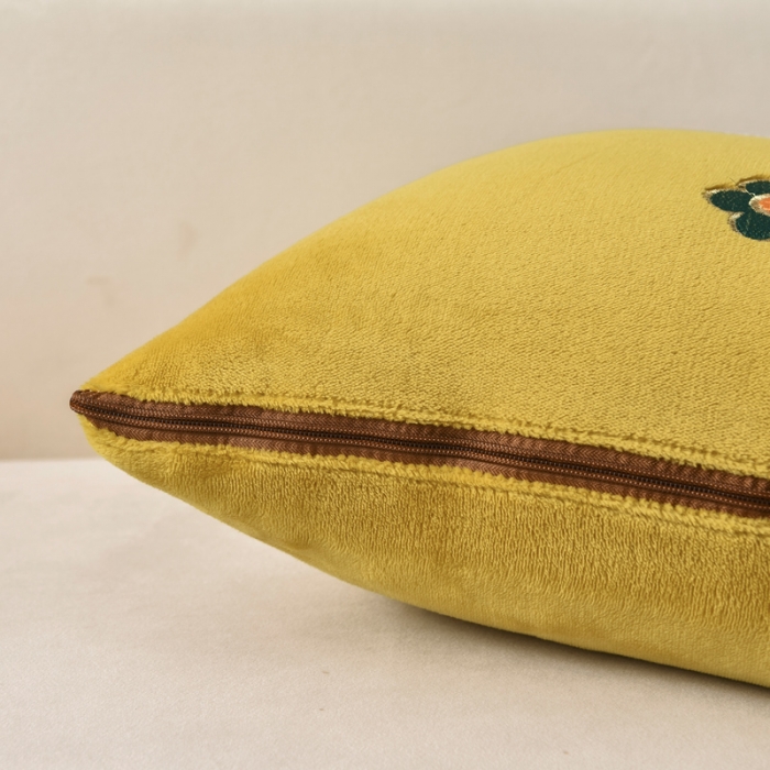 91家纺网 家纺一手货源 找家纺 阳光依佰2022新款牛奶绒多功能抱枕被系列-萌小兔明黄