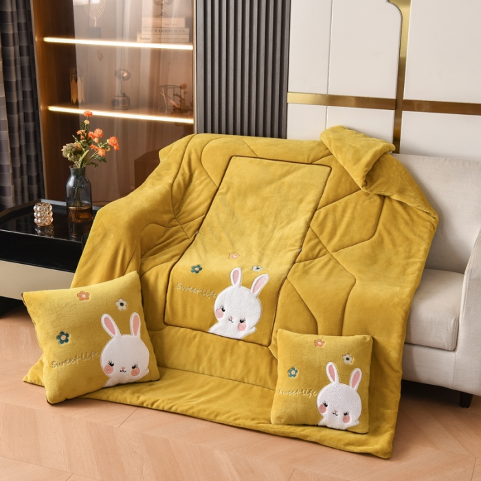 91家纺网 家纺一手货源 找家纺 阳光依佰2022新款牛奶绒多功能抱枕被系列-萌小兔明黄