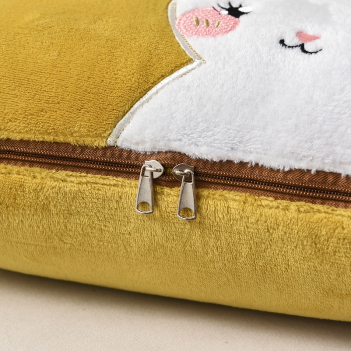 91家纺网 家纺一手货源 找家纺 阳光依佰2022新款牛奶绒多功能抱枕被系列-萌小兔明黄