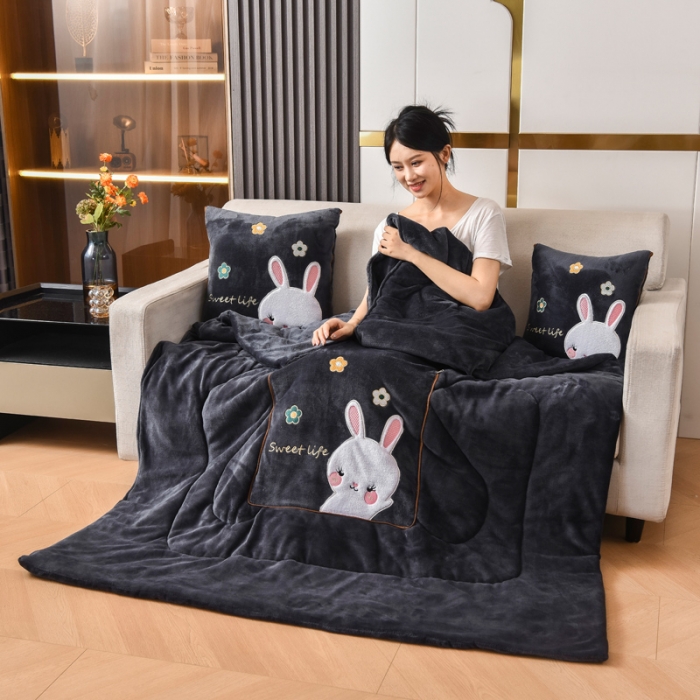 91家纺网 家纺一手货源 找家纺 阳光依佰2022新款牛奶绒多功能抱枕被系列-萌小兔 深灰