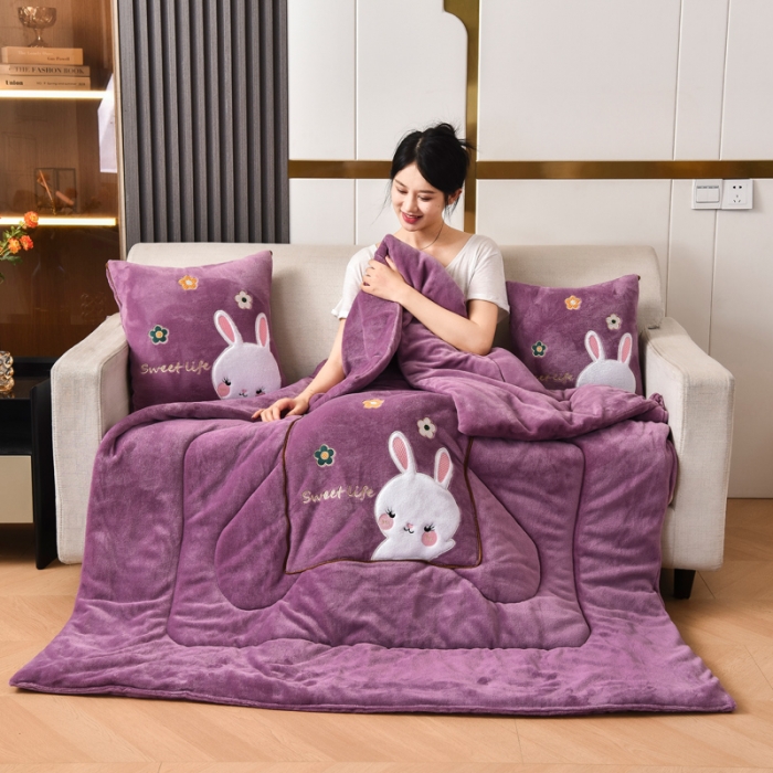 91家纺网 家纺一手货源 找家纺 阳光依佰2022新款牛奶绒多功能抱枕被系列-萌小兔 紫色