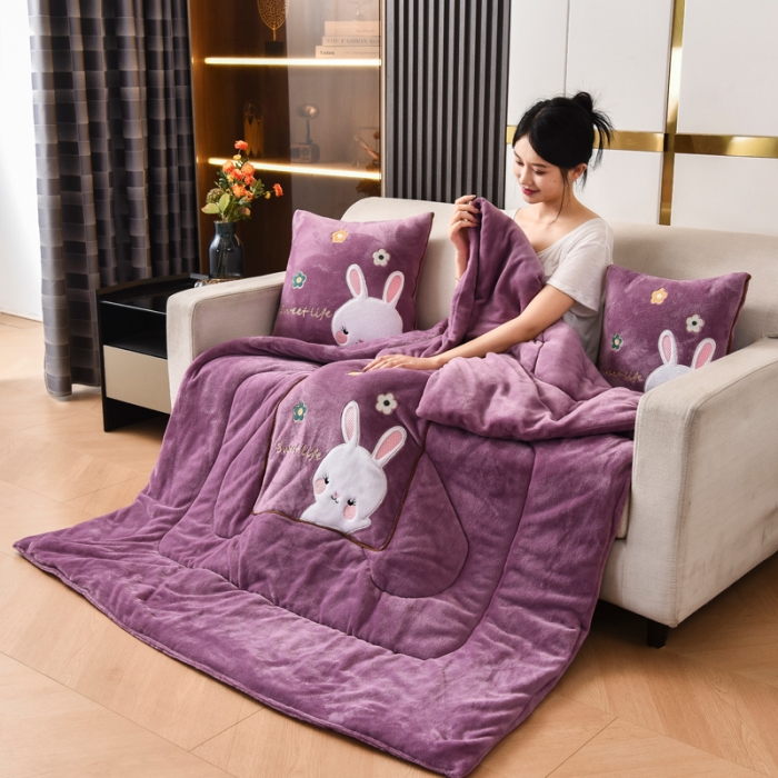 91家纺网 家纺一手货源 找家纺 阳光依佰2022新款牛奶绒多功能抱枕被系列-萌小兔 紫色