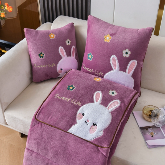 91家纺网 家纺一手货源 找家纺 阳光依佰2022新款牛奶绒多功能抱枕被系列-萌小兔 紫色