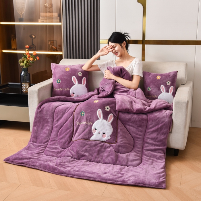 91家纺网 家纺一手货源 找家纺 阳光依佰2022新款牛奶绒多功能抱枕被系列-萌小兔 紫色