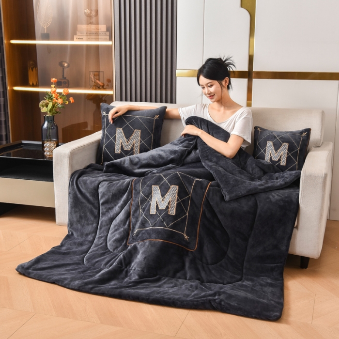 91家纺网 家纺一手货源 找家纺 （总）阳光依佰2022新款牛奶绒多功能抱枕被系列-字母M