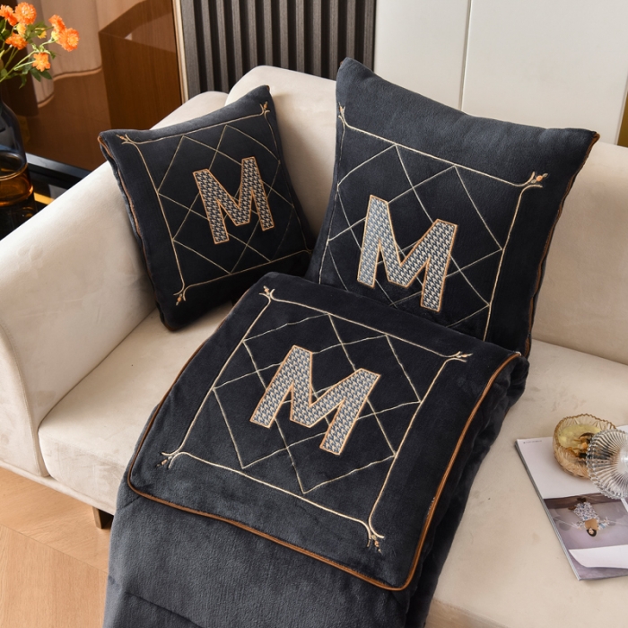 91家纺网 家纺一手货源 找家纺 （总）阳光依佰2022新款牛奶绒多功能抱枕被系列-字母M