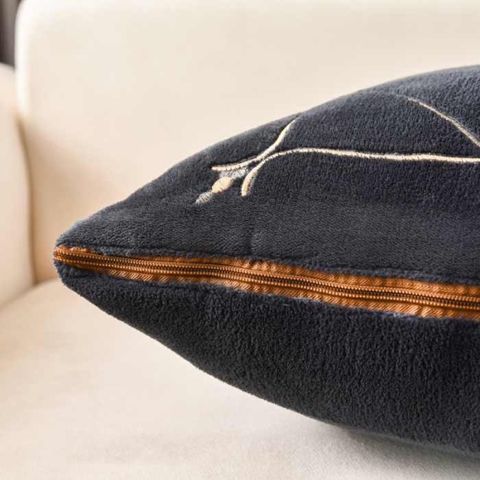 91家纺网 家纺一手货源 找家纺 （总）阳光依佰2022新款牛奶绒多功能抱枕被系列-字母M