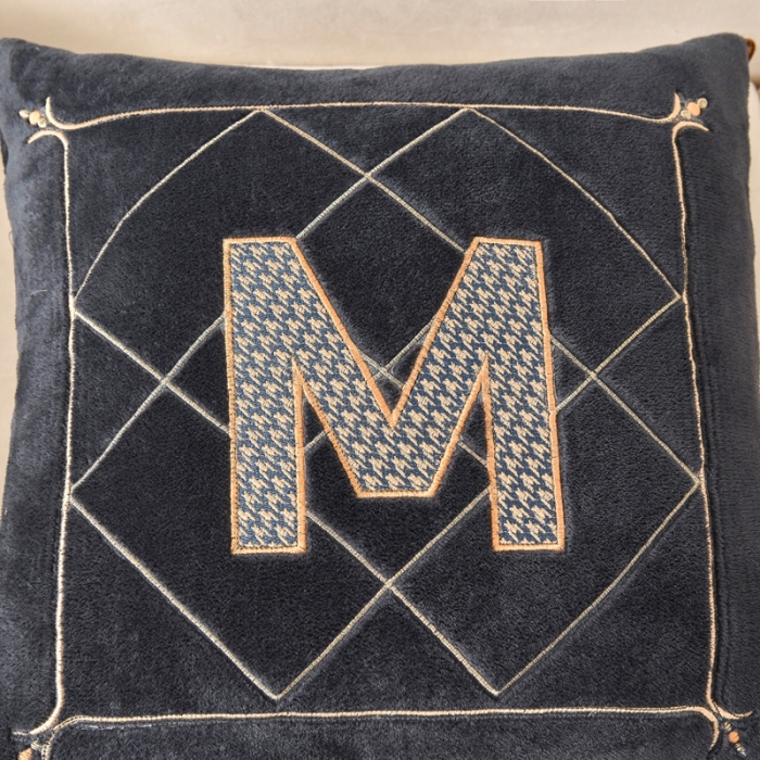 91家纺网 家纺一手货源 找家纺 （总）阳光依佰2022新款牛奶绒多功能抱枕被系列-字母M