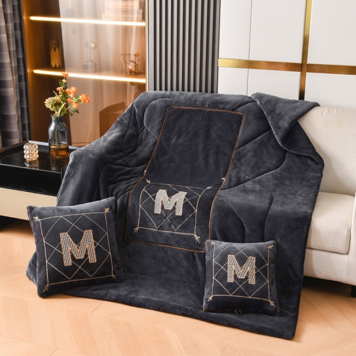 91家纺网 家纺一手货源 找家纺 （总）阳光依佰2022新款牛奶绒多功能抱枕被系列-字母M
