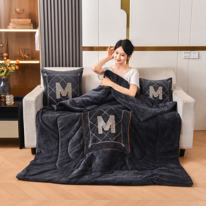 91家纺网 家纺一手货源 找家纺 （总）阳光依佰2022新款牛奶绒多功能抱枕被系列-字母M