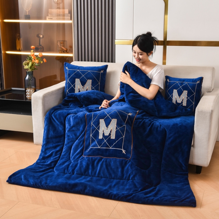 91家纺网 家纺一手货源 找家纺 阳光依佰2022新款牛奶绒多功能抱枕被系列-字母M 藏蓝