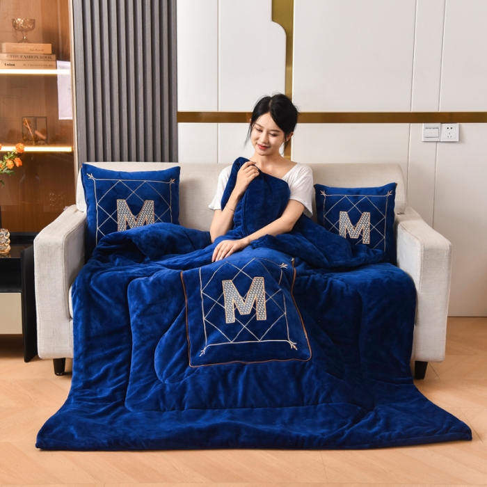 91家纺网 家纺一手货源 找家纺 阳光依佰2022新款牛奶绒多功能抱枕被系列-字母M 藏蓝