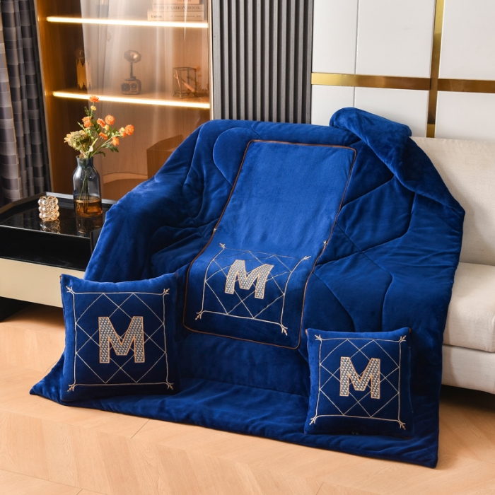 91家纺网 家纺一手货源 找家纺 阳光依佰2022新款牛奶绒多功能抱枕被系列-字母M 藏蓝