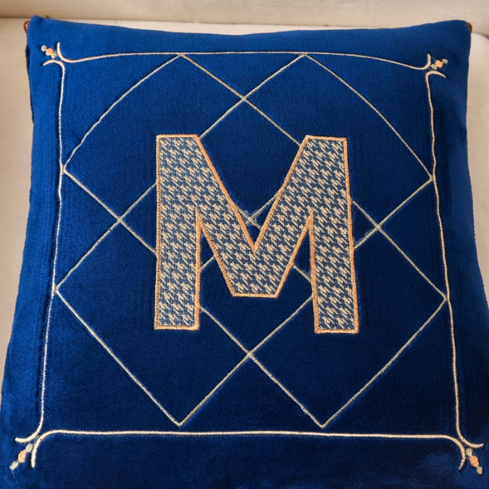 91家纺网 家纺一手货源 找家纺 阳光依佰2022新款牛奶绒多功能抱枕被系列-字母M 藏蓝
