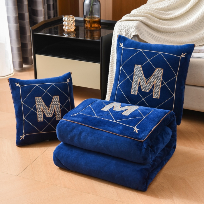 91家纺网 家纺一手货源 找家纺 阳光依佰2022新款牛奶绒多功能抱枕被系列-字母M 藏蓝