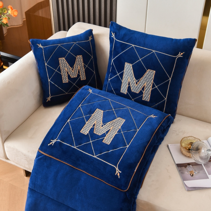 91家纺网 家纺一手货源 找家纺 阳光依佰2022新款牛奶绒多功能抱枕被系列-字母M 藏蓝