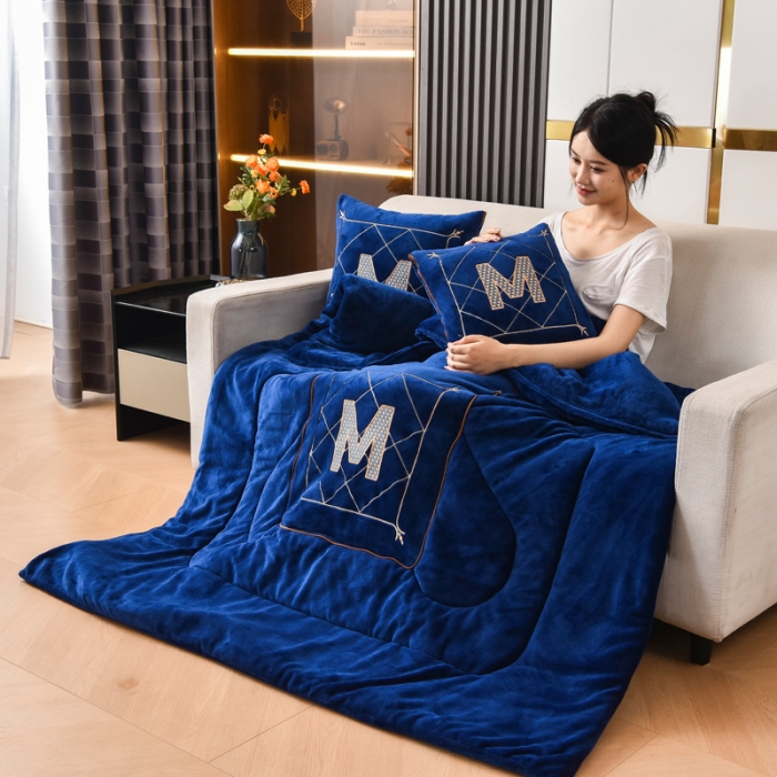 91家纺网 家纺一手货源 找家纺 阳光依佰2022新款牛奶绒多功能抱枕被系列-字母M 藏蓝