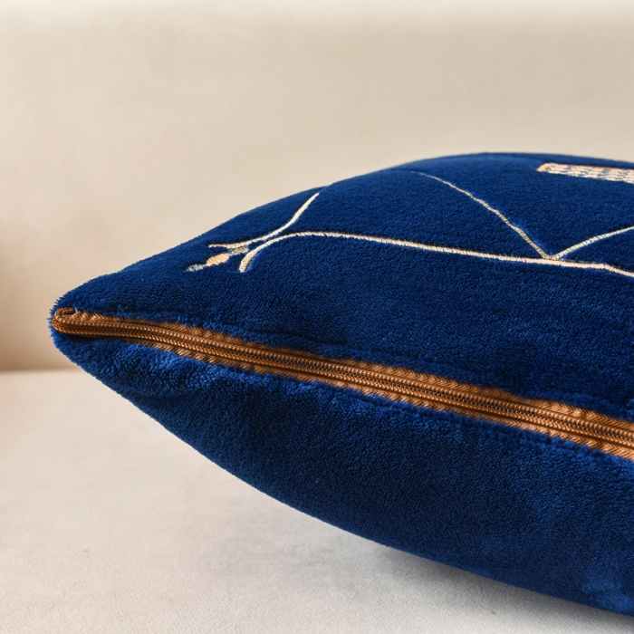 91家纺网 家纺一手货源 找家纺 阳光依佰2022新款牛奶绒多功能抱枕被系列-字母M 藏蓝