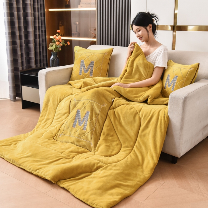 91家纺网 家纺一手货源 找家纺 阳光依佰2022新款牛奶绒多功能抱枕被系列-字母M 明黄
