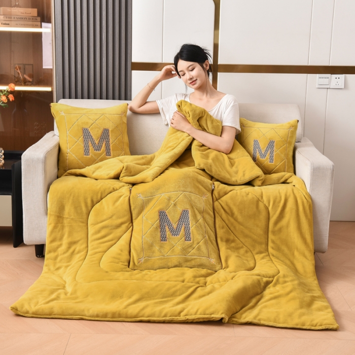 91家纺网 家纺一手货源 找家纺 阳光依佰2022新款牛奶绒多功能抱枕被系列-字母M 明黄