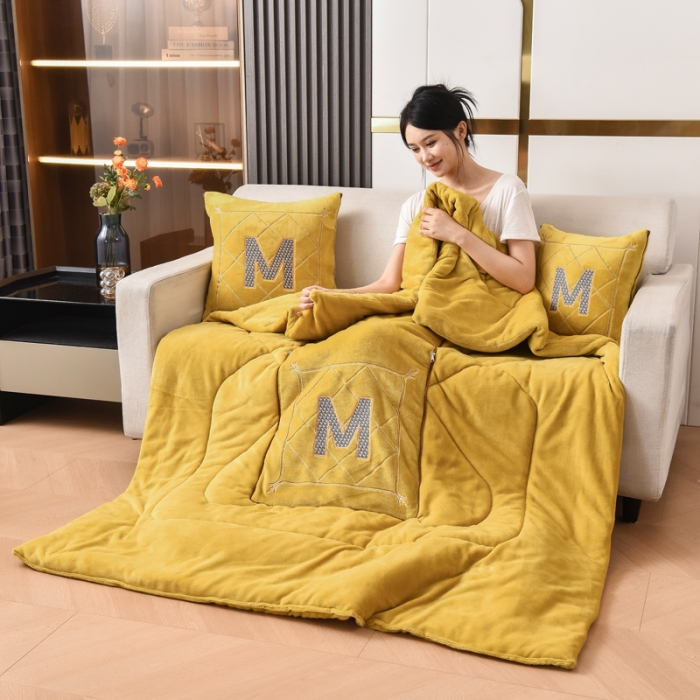 91家纺网 家纺一手货源 找家纺 阳光依佰2022新款牛奶绒多功能抱枕被系列-字母M 明黄