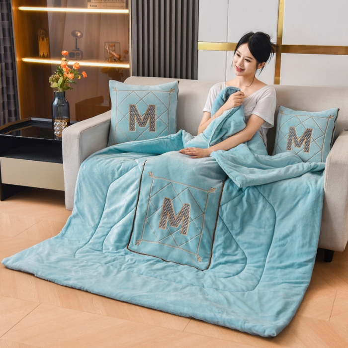 91家纺网 家纺一手货源 找家纺 阳光依佰2022新款牛奶绒多功能抱枕被系列-字母M 天蓝