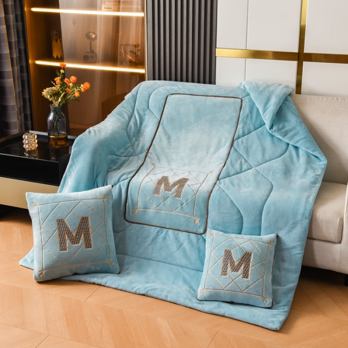 91家纺网 家纺一手货源 找家纺 阳光依佰2022新款牛奶绒多功能抱枕被系列-字母M 天蓝