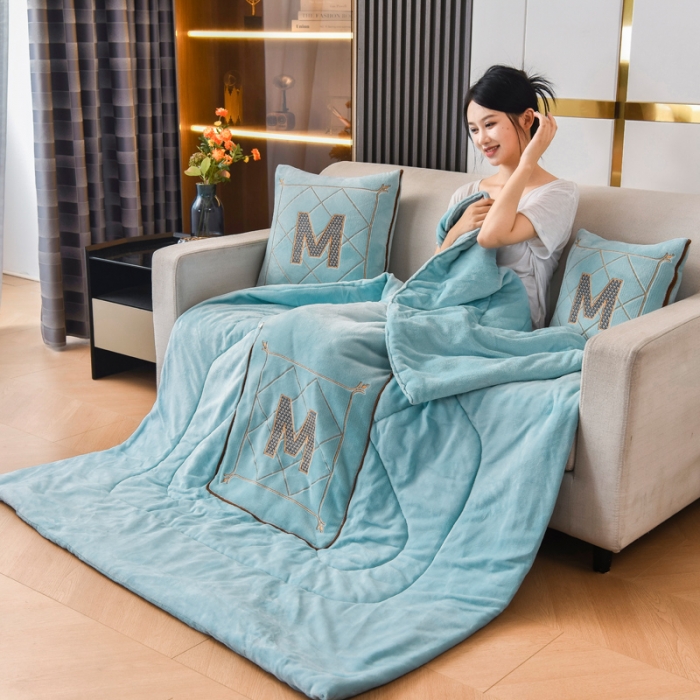 91家纺网 家纺一手货源 找家纺 阳光依佰2022新款牛奶绒多功能抱枕被系列-字母M 天蓝