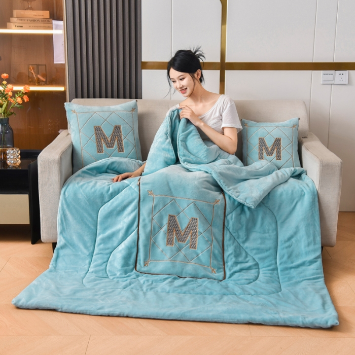 91家纺网 家纺一手货源 找家纺 阳光依佰2022新款牛奶绒多功能抱枕被系列-字母M 天蓝