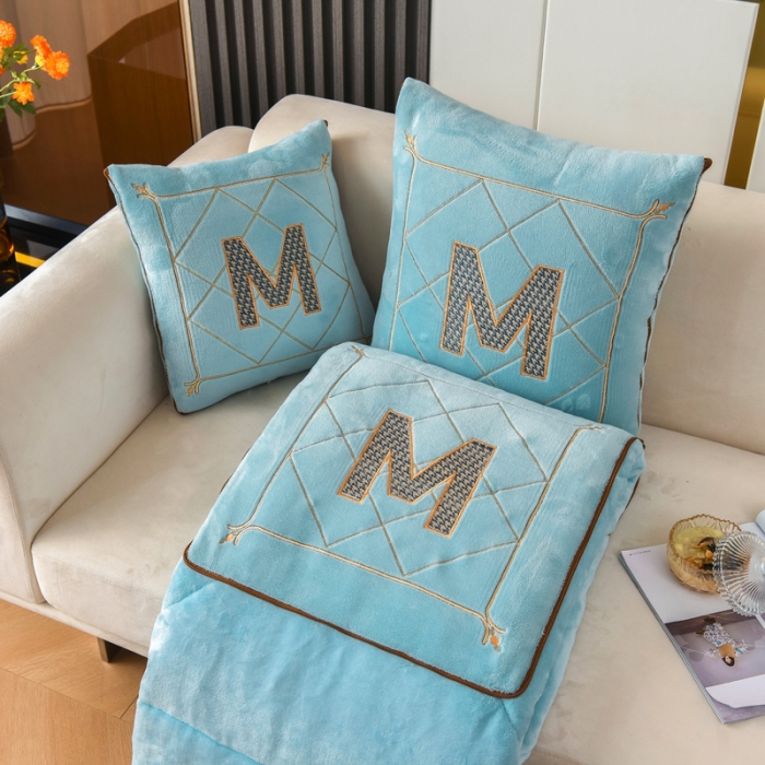 91家纺网 家纺一手货源 找家纺 阳光依佰2022新款牛奶绒多功能抱枕被系列-字母M 天蓝